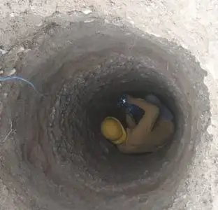حفاری دستی به منظور انجام مطالعات ژئوتکنیک